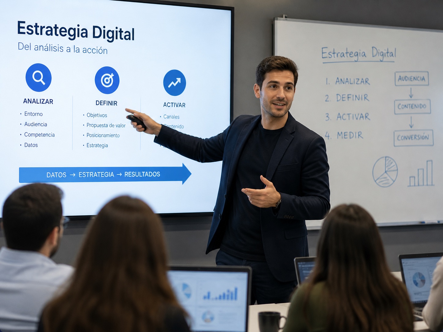 Aitor Gil García impartiendo clase de estrategia digital